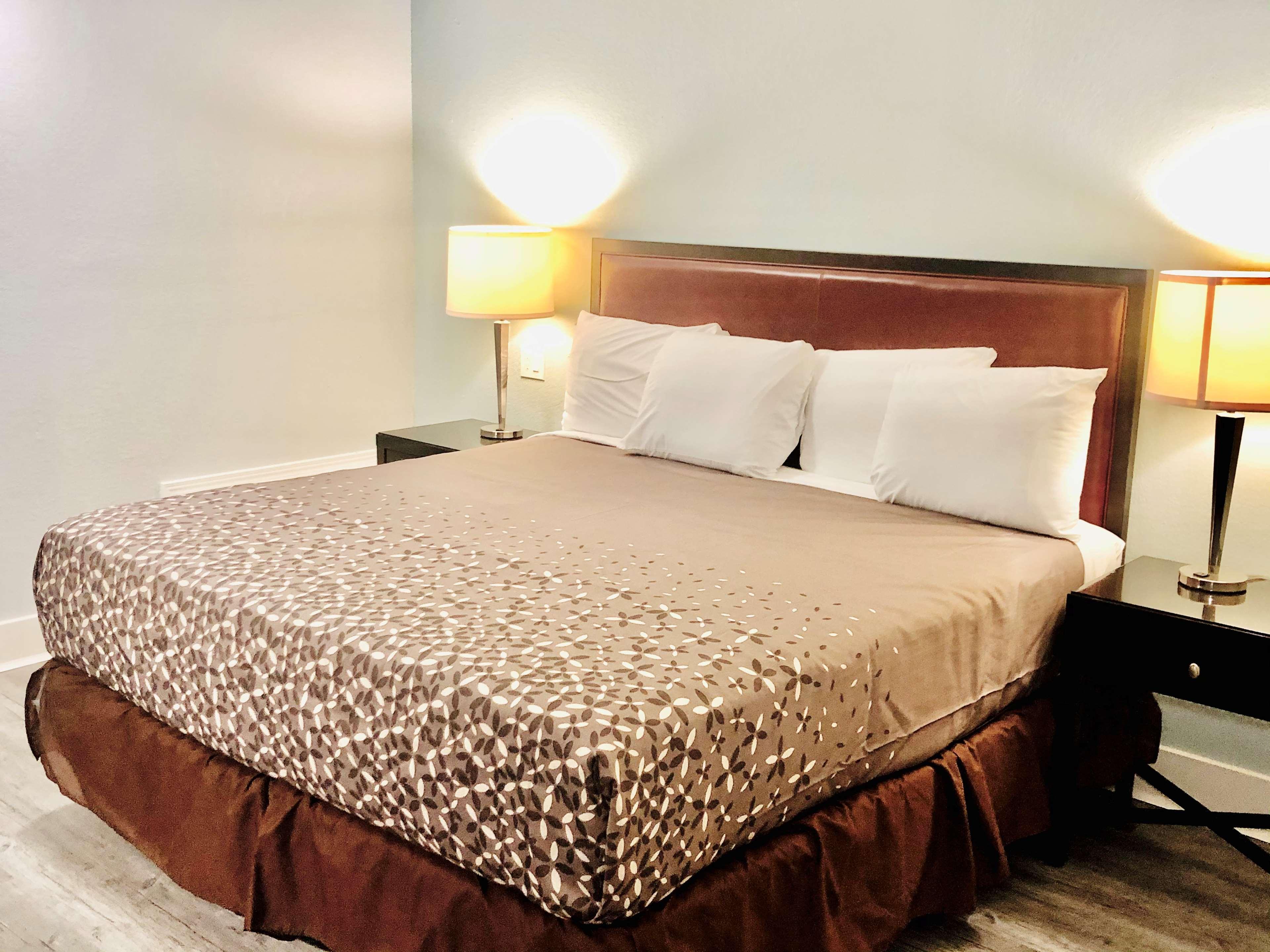 Montgomery Inn & Suites Екстериор снимка